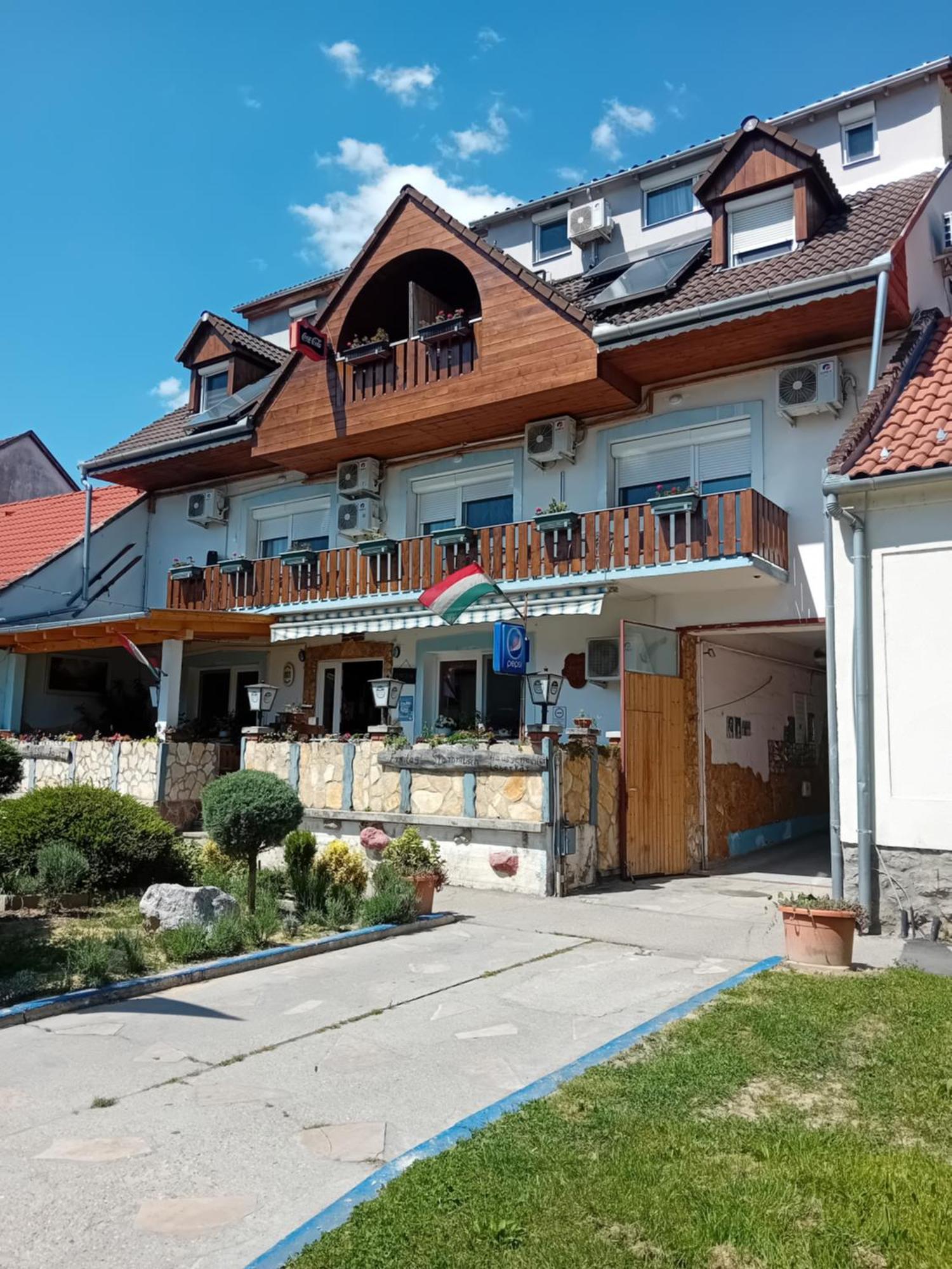 Bed and Breakfast Lenzl'S Panzio à Szigetvár Extérieur photo